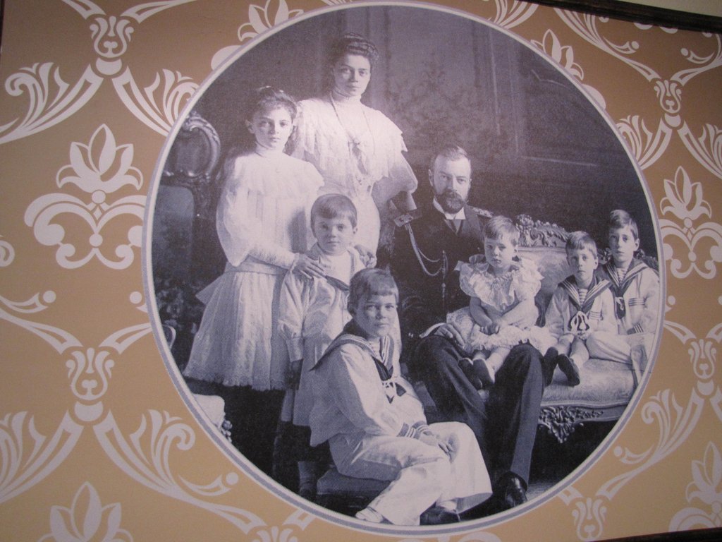 Великая княгиня Ксения Александровна  с мужем, Великим князем Александром Михайловичем и детьми.