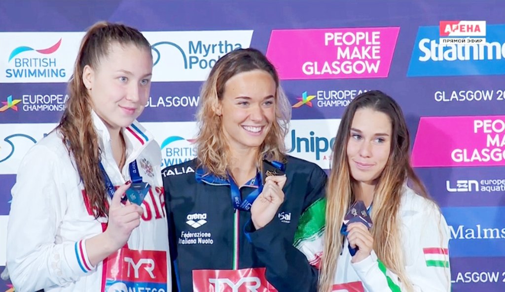 Дарья Устинова (слева) на награждении на чемпионате Европы по водным видам спорта. Фото: Скриншот трансляции с телеканала "Арена"