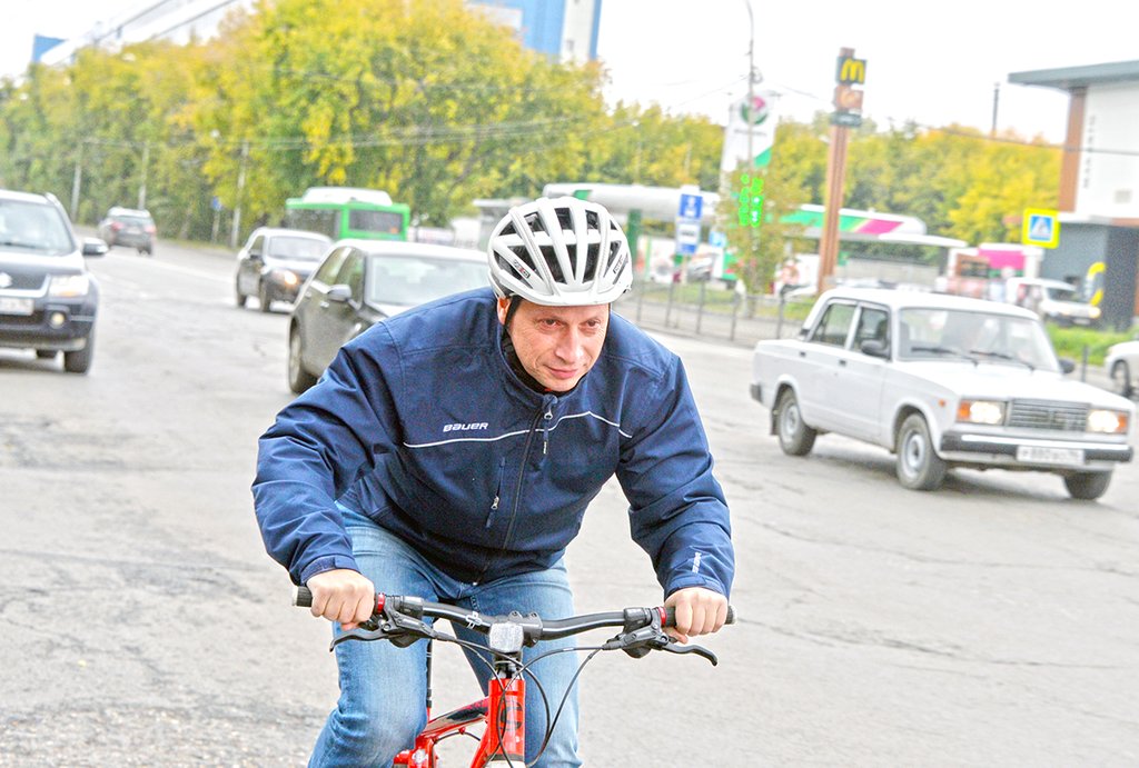 Леонид Рапопорт на велосипеде. Фото: Павел Ворожцов