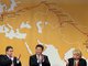 Председатель КНР Си Цзиньпин (в центре) представляет один из проектов современного Шёлкового пути — железную дорогу Чунцин — Дуйсбург длиной 11 000 километров. Фото: russiancouncil.ru