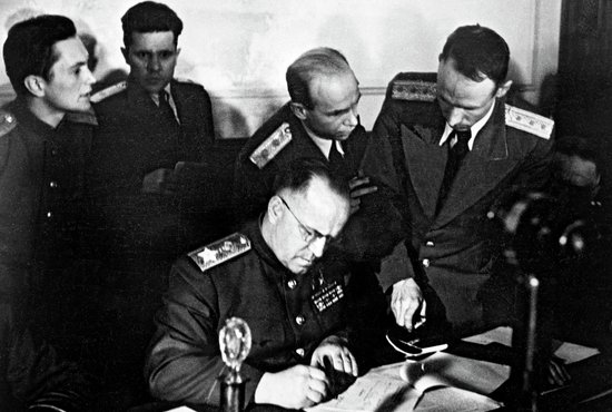8 мая 1945 года в 22:43 (9 мая в 0:43 по московскому времени) в Карлсхорсте (Берлин) Г. Жуков принял безоговорочную капитуляцию войск нацистской Германии. Фото: sputnik.by