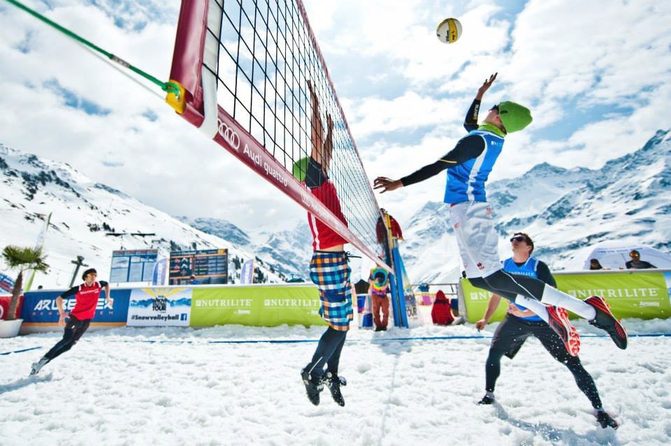 В волейбол на снегу играют в тёплых кроссовках, кофтах, шапках и даже куртках. Но при этом без перчаток. Фото: sochi.com