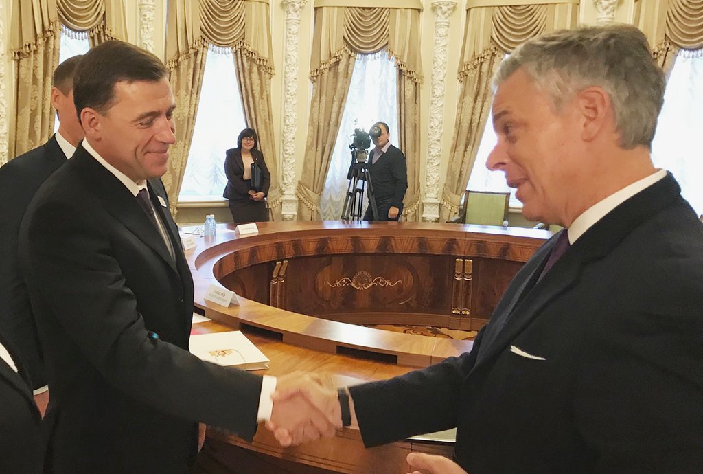 Джон Хантсман (справа) пообещал Евгению Куйвашеву «привлечь к сотрудничеству как можно больше компаний». Фото: пресс-служба посольства США в России