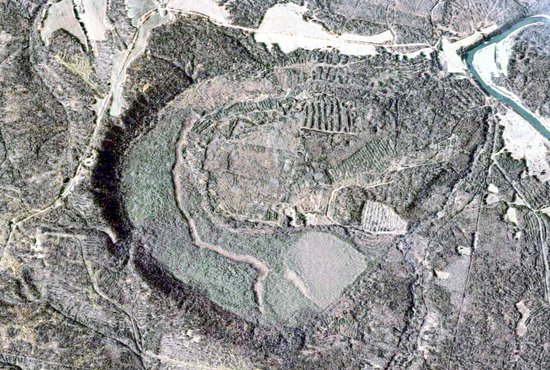«Аномалия» оказалась не воронкой от метеорита, а старицей реки. Фото: Google Earth.