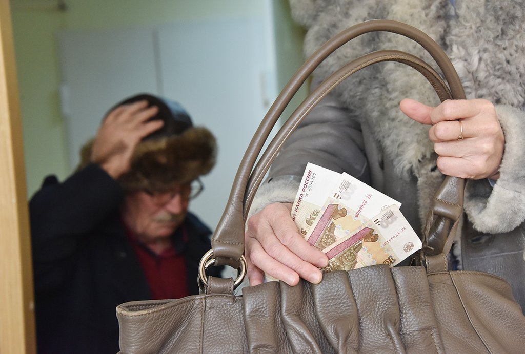 Треть пенсионеров  в Свердловской области до сих пор предпочитает доставку наличными. Фото: Алексей Кунилов