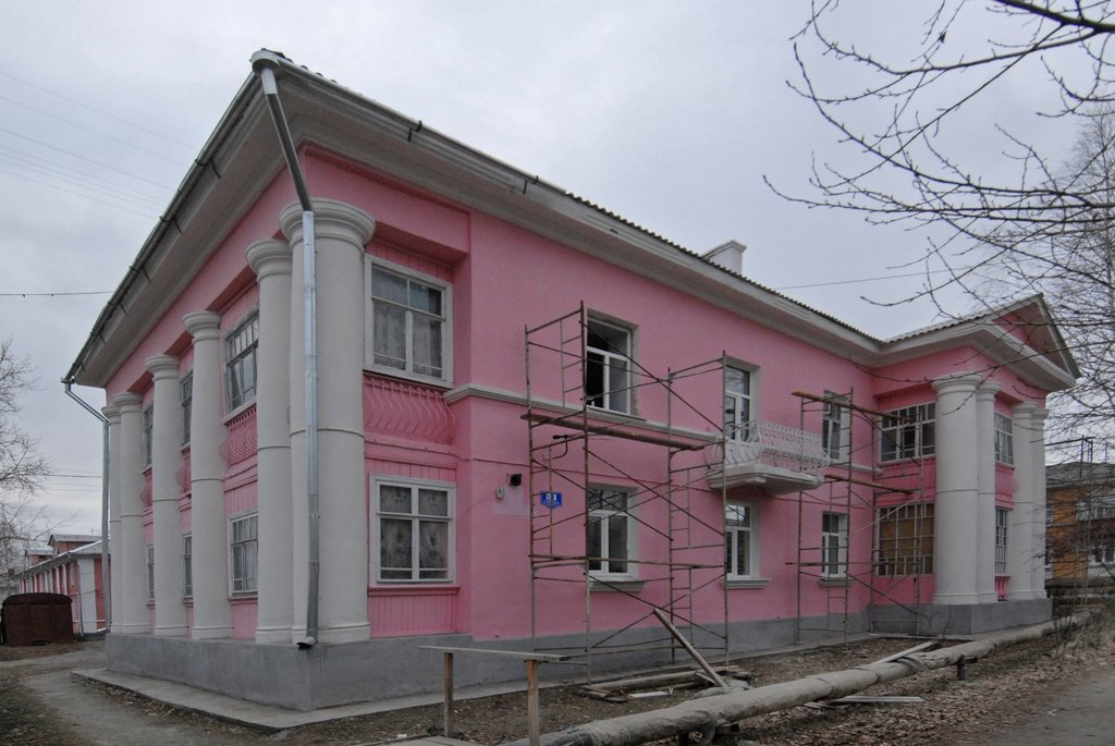 В текущем году в области проводится капитальный ремонт 181 многоквартирного дома в 12 муниципальных образованиях. Это здание в Серове тоже обычный многоквартирник. Фото Александра Зайцева.