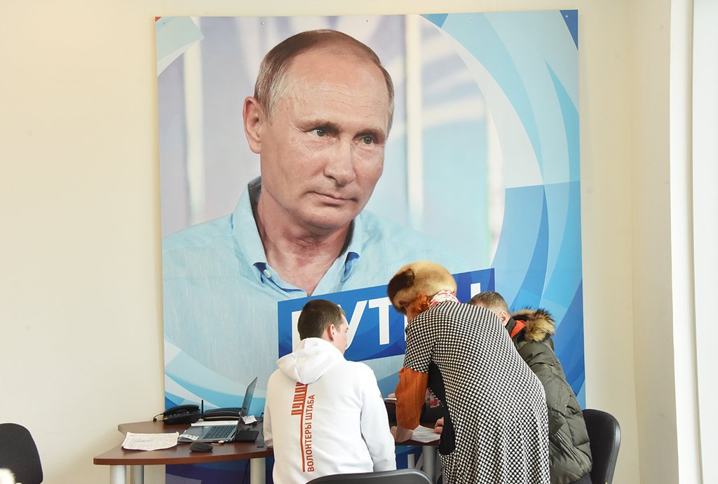 С избирателями в штабе Владимира Путина работают не только доверенные лица,  но и волонтёры. Фото: Алексей Кунилов