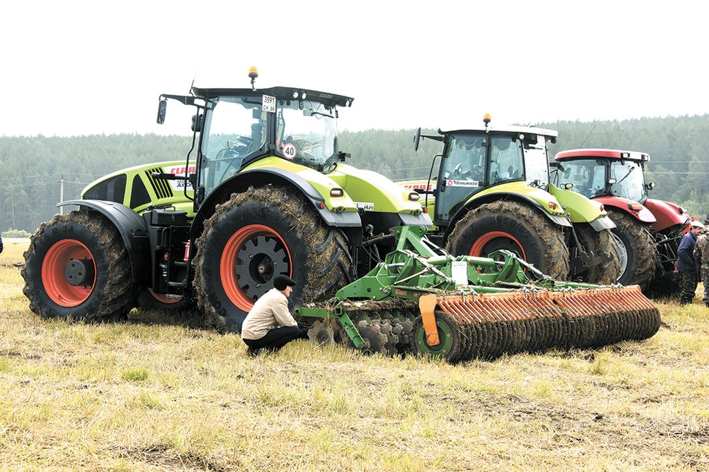 Почвообрабатывающие  и Посевные агрегаты  не пускает в поле  сырая почва. Фото: Алексей Кунилов