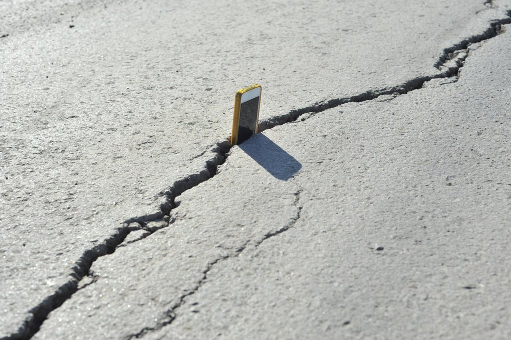После ремонта дороги на улице Радищева здесь образовалась длинная трещина глубиной шесть сантиметров. Фото: vk.com
