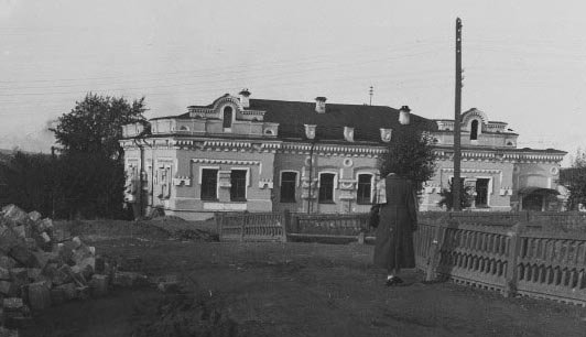 Дом Ипатьева. 1920-е. Первые два окна слева и два с торца — покои Николая II и Александры Фёдоровны. Автор фото неизвестен.