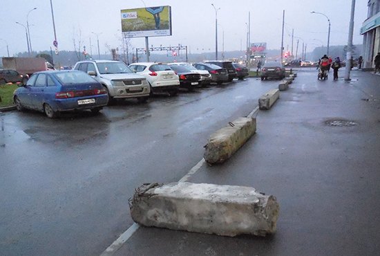 Вот так теперь выглядит улица Вильгельма де Геннина (угол с улицей Краснолесья) в Екатеринбурге. Кстати, любители парковаться на тротуаре уже понемногу начали сдвигать эти блоки. Фото: Александр Шорин.