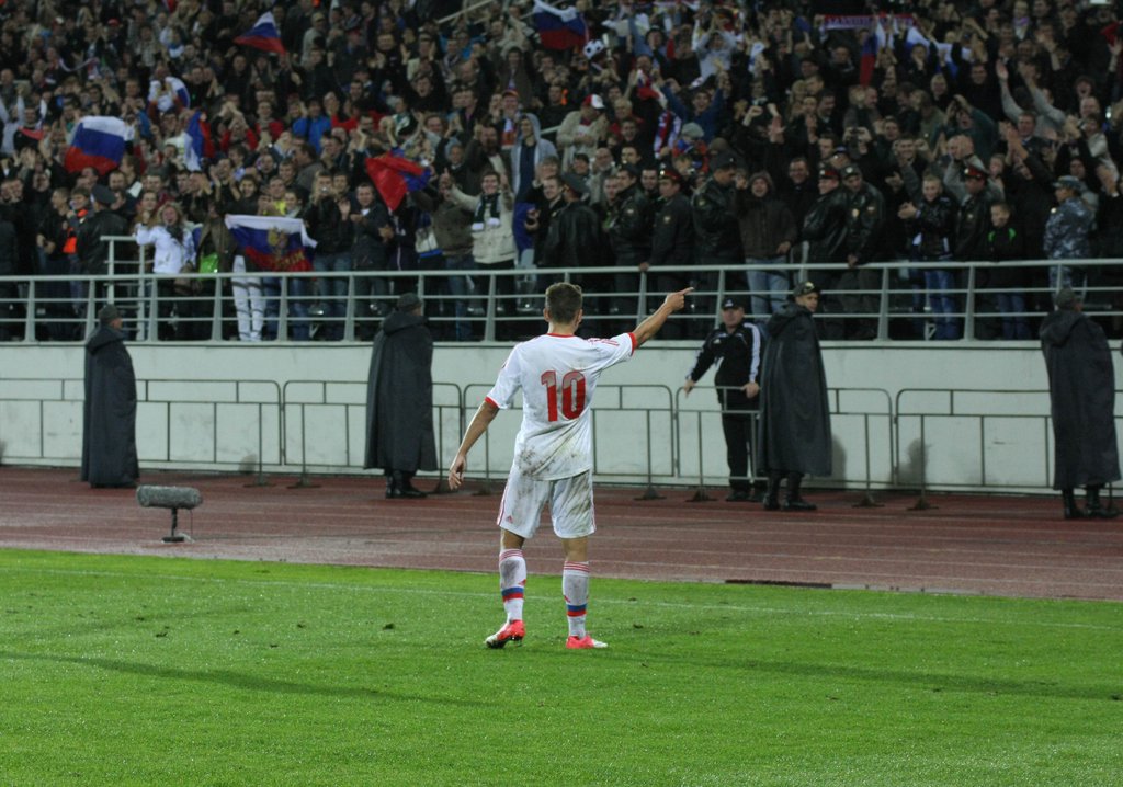 Героем матча Россия — Польша стал десятый номер нашей команды Денис Черышев, забивший два гола, в том числе — победный. Фото Владимира Васильева.