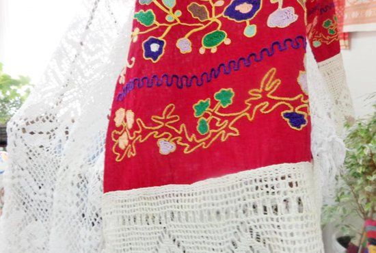 Татарская тамбурная вышивка украшает весь домашний текстиль. Фото: Салават Губаев