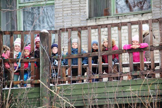 Воспитанники детсада наблюдают за реконструкцией музея во время прогулок. Фото Павла Шабельникова.