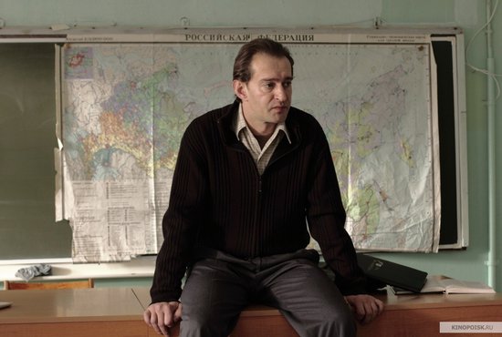 Константин Хабенский в некотором смысле исполнил роль самого Алексея Иванова – писатель в своё время работал учителем географии в одной из пермских школ. Кадр из фильма.