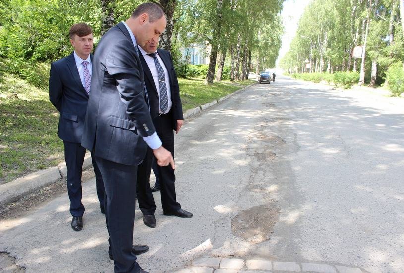 Денис Паслер убедился, что некоторые участки дорог  в Дегтярске требуют скорейшего ремонта. Фото: Елена Воронова