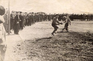 До 1917 года Финляндия входила в  состав Российской Империи. То есть  случись такой матч десятью годами  раньше, он не мог бы считаться международным. Автор фото неизвестен.