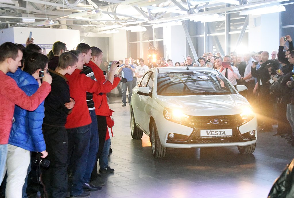 «Лада Веста» была лидером продаж отечественных автомобилей в 2017 году, и это сподвигло АвтоВАЗ на развитие этой модели. Фото: Алексей Кунилов