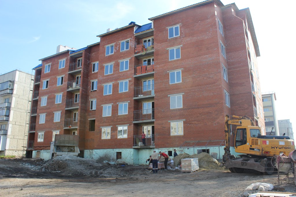Нынешней осенью 57 карпинцев получат новые квартиры в этом доме. Фото: «Карпинский рабочий»