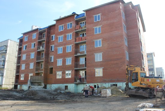Нынешней осенью 57 карпинцев получат новые квартиры в этом доме. Фото: «Карпинский рабочий»