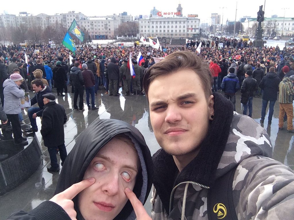 26 марта, Екатеринбург, площадь Труда. Даже на митинге первым делом – селфи.... Фото: colonelcassad.livejournal