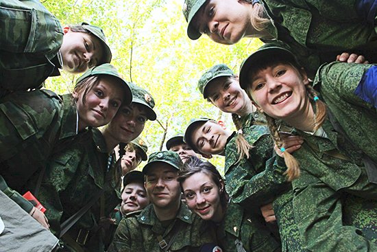 Служить бок о бок с девушками на военной кафедре намного приятнее, чем в сугубо мужском коллективе в армии Фото: Сергей Шардыко.