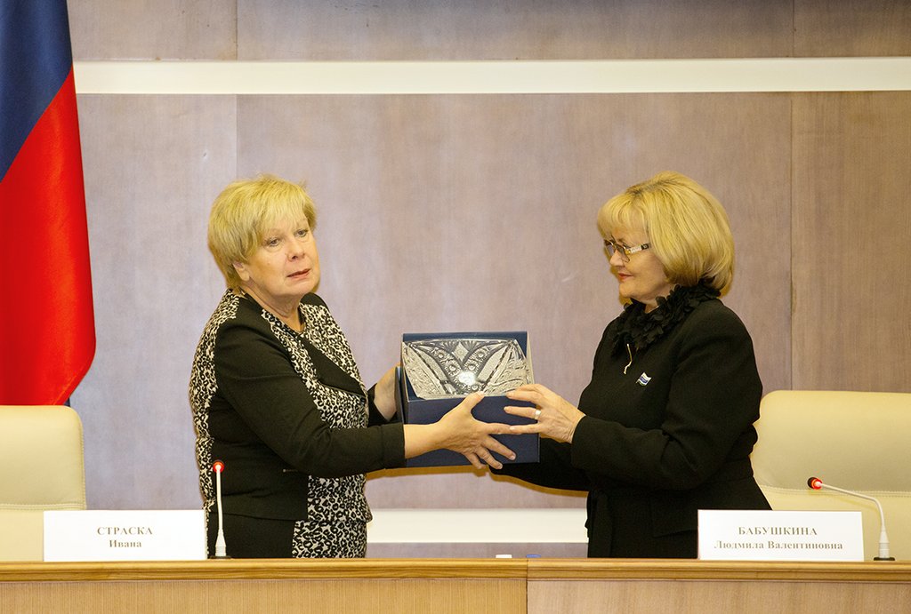 Ивана Страска (слева) подарила Людмиле Бабушкиной чешское стекло на память о встрече. Фото: Владимир Мартьянов