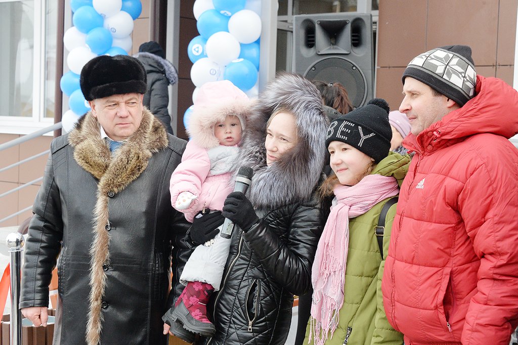 Глава Новоуральска Александр Баранов вручил ключи переселенцам из ветхого жилья