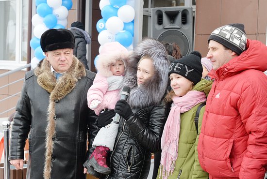 Семья Трофимовых поздравляет своих соседей со скорым переездом в новый дом. Фото: Павел Ворожцов