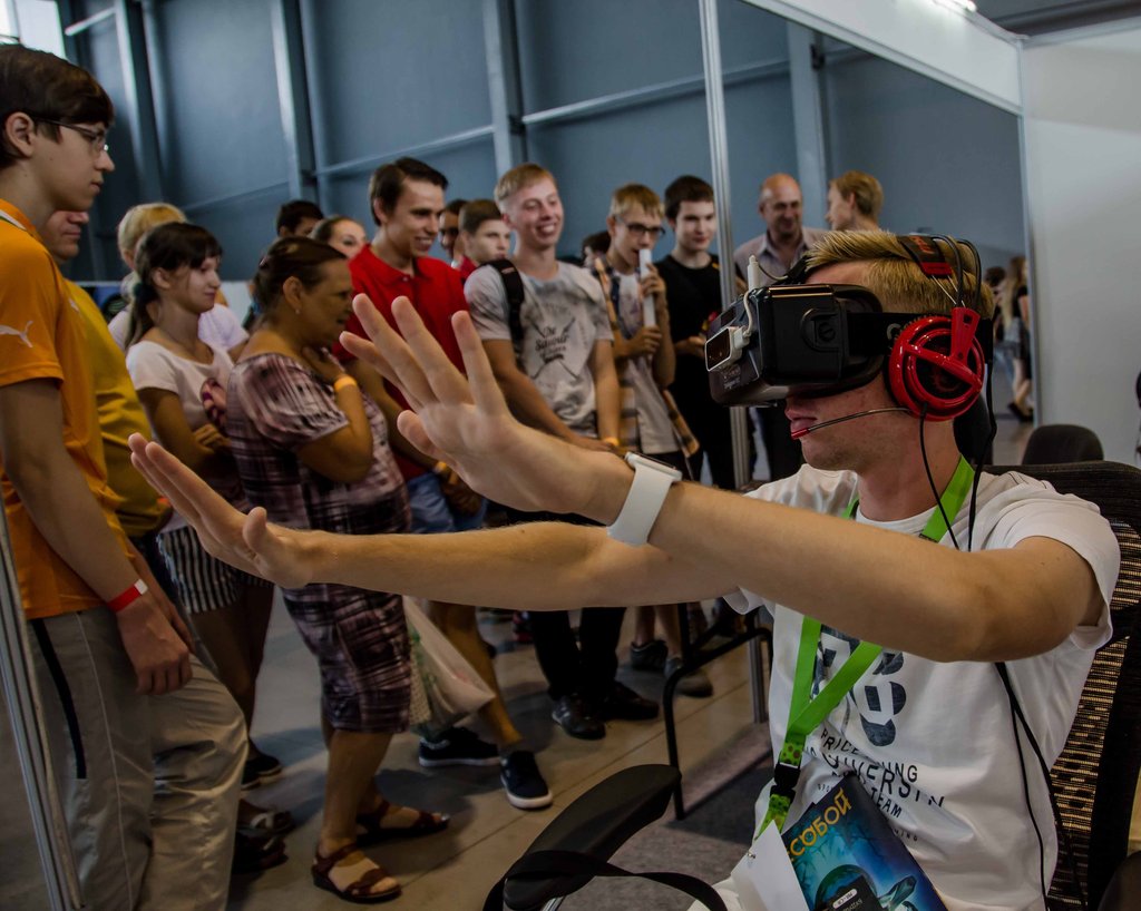 Игры в шлеме виртуальной реальности — новый тренд современности. Они зрелищны и для самого игрока, и для тех, кто за ним наблюдает. Фото: Павел Ворожцов