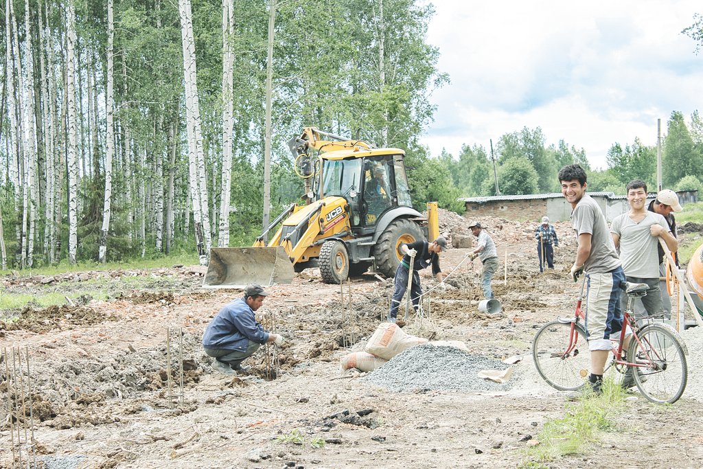 Всё лето в Комсомольском парке кипят работы. К концу 2018 года он должен быть полностью благоустроен. Фото: «Волчанские вести»