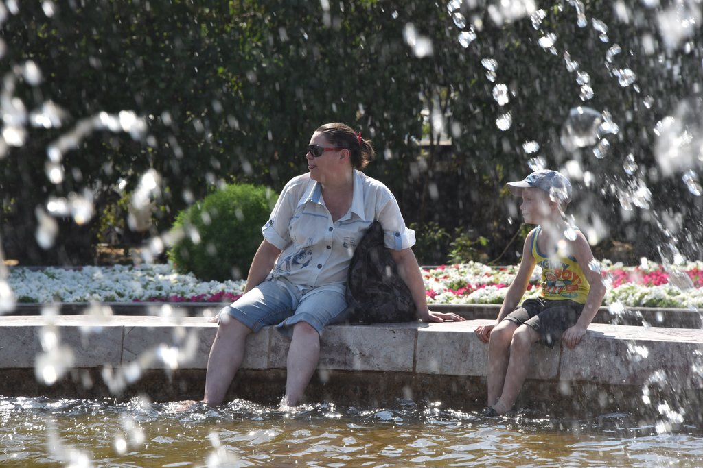 От жары горожане готовы спасаться даже в фонтанах. Фото: Алексей Кунилов