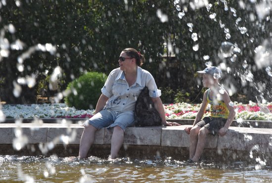 От жары горожане готовы спасаться даже в фонтанах. Фото: Алексей Кунилов