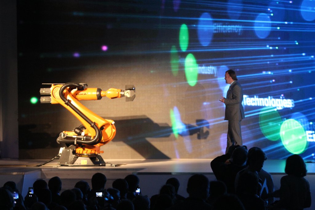 Робот под именем «Жёлтый друг» (на фото — слева :) ) появился даже на церемонии открытия Иннопрома-2014