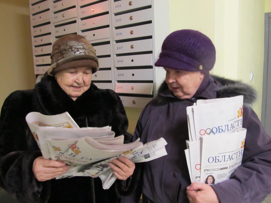 Ангелина Шляпникова и Мария Зырянова с улицы Соболева в Екатеринбурге до сих пор получают «ОГ» только два или три раза в неделю. Фото автора.