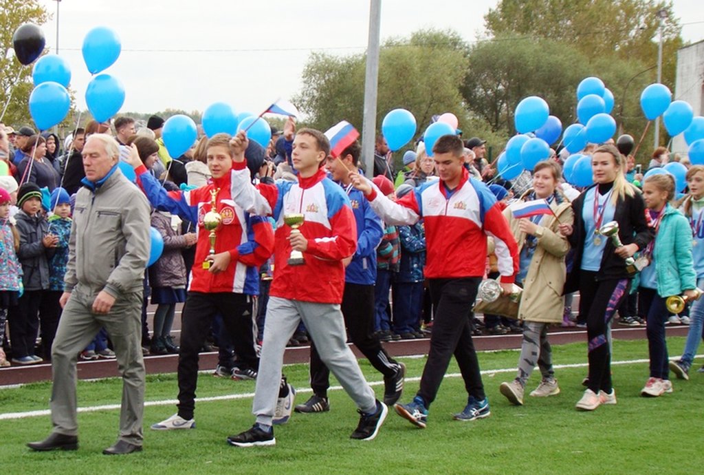 На открытии по дорожкам новенького стадиона прошёл парад местных спортсменов. Фото: Пресс-служба ГГО