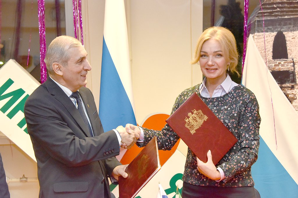 Соглашение подписано, и с этим событием поздравили друг друга Куреш Аушев и Наталья Шмелёва. Фото: Алексей Кунилов