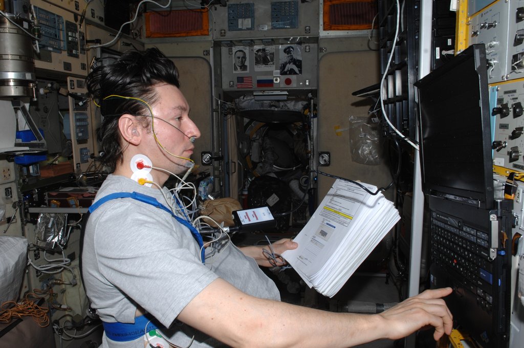 По словам Сергея Ревина (на снимке), космонавты МКС не столько изучают космос, сколько тестируют новое оборудование и следят за показателями своего тела в состоянии невесомости. Неизвестный фотограф.