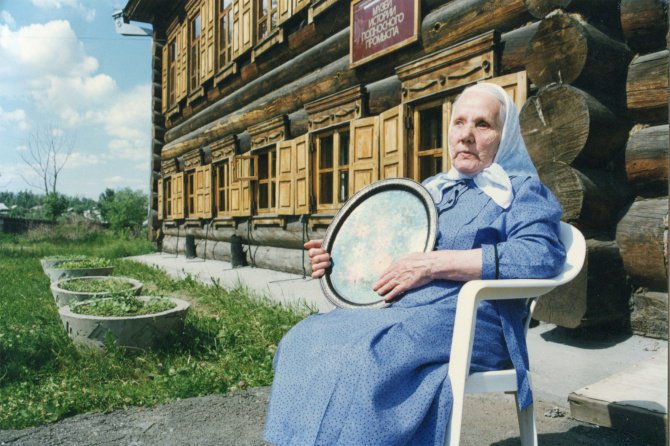 Агриппина Афанасьева, которую студенты училища ласково называли бабой Груней, умерла в 2004 году, прожив 90 лет. На фото – Агриппина Афанасьева в день своего 85-летия (1998). Неизвестный фотограф.