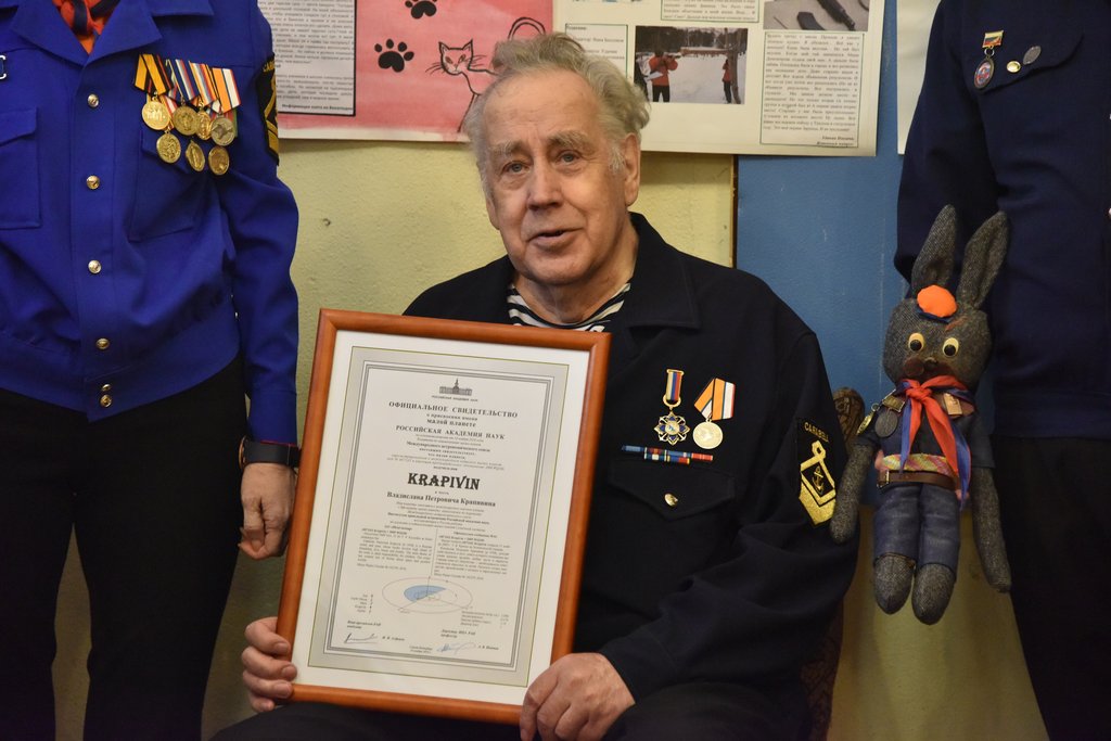 Владислав Крапивин держит в руках сертификат на планету KRAPIVIN. Фото: Алексей Кунилов