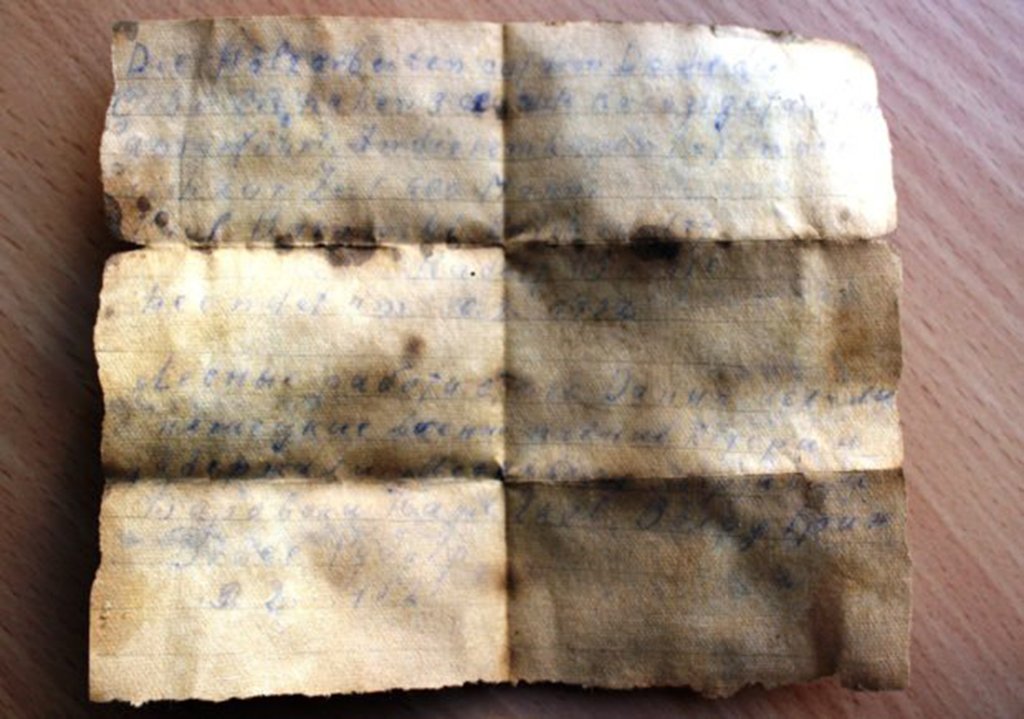В Дегтярске во время ремонта Дворца культуры рабочие под стропилами нашли письмо, составленное немецкими военнопленными