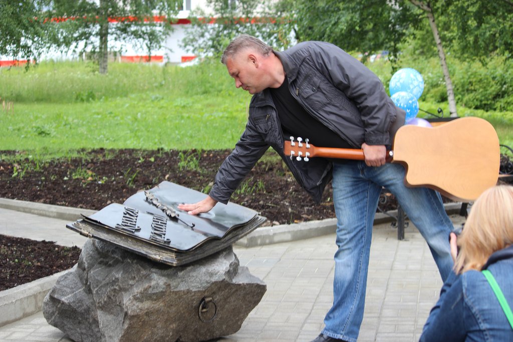 Музыкант Дмитрий Сунцов, принимавший участие в  благоустройстве площади, уже загадал желание. Фото Яны Серовой.