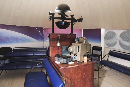 С помощью этого устройства посетители планетария могут увидеть основные созвездия Северного полушария, а также планеты, которые на реальном небосводе можно рассмотреть невооружённым глазом.Неизвестный фотограф