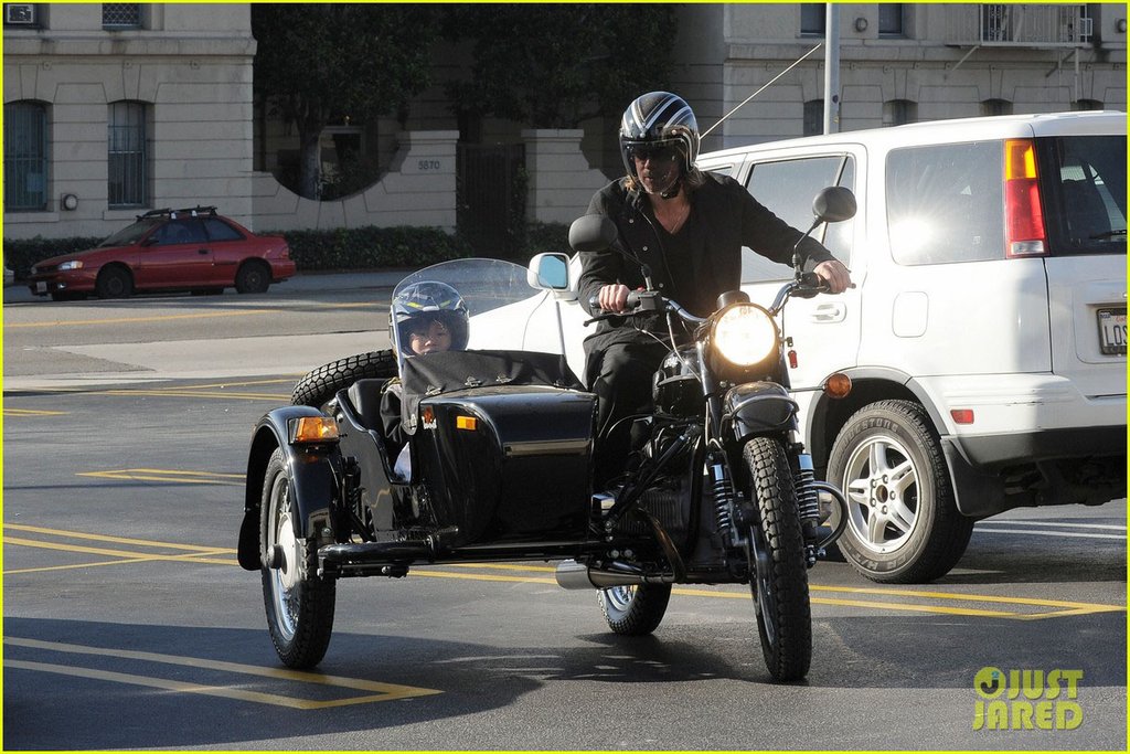 Ирбитские мотоциклы есть в личных коллекциях многих мировых знаменитостей, например, актёров Брэда Питта (на снимке) и Юэна Макгрегора. А король Иордании Абдалла II купил себе сразу несколько моделей. Фото: motonews.ru
