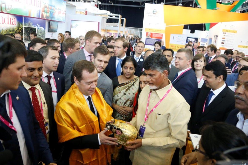 На Иннопром уже в пятый раз приехал председатель правительства РФ Дмитрий Медведев. Во время осмотра экспозиции Индии Медведеву предложили примерить национальный индийский наряд жёлтого цвета — цвета удачной торговли и сделок. Фото: ДИП ГСО
