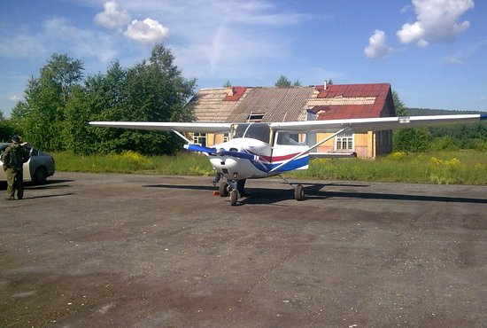 В полную силу аэродром в Красноуфимске уже давно не функционирует, но на его ВПП периодически приземляются пилоты на небольших частных самолётах. Неизвестный фотограф