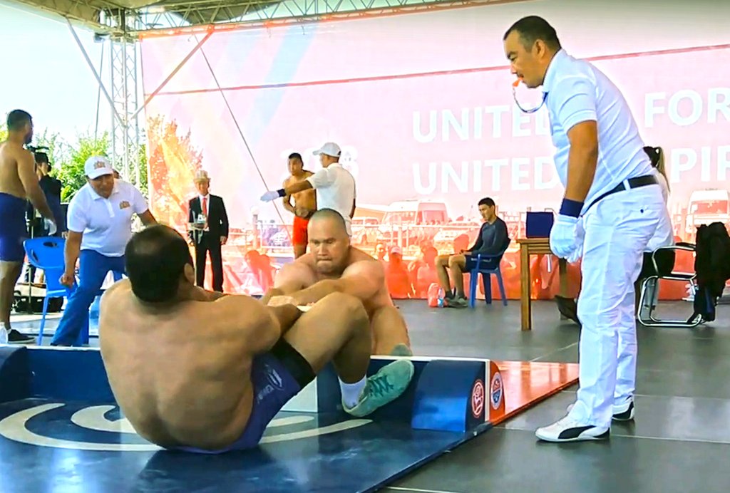 Андрей Маркин  (в схватке справа) уступал в габаритах, но победил иранца Резу Гейтаси. Скриншот с видео, предоставленного федерацией мас-рестлинга Свердловскрой области