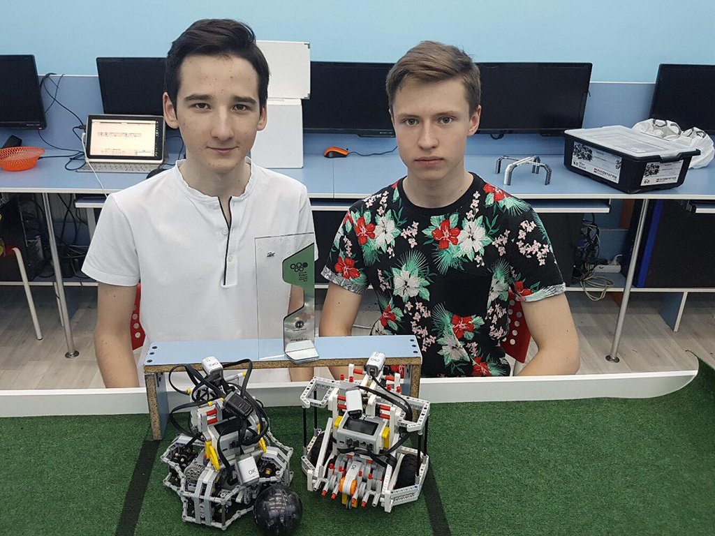Никита и Сергей уже четыре года создают роботов в одной команде клуба «РобоКоД». Фото: Владислав Калёнов