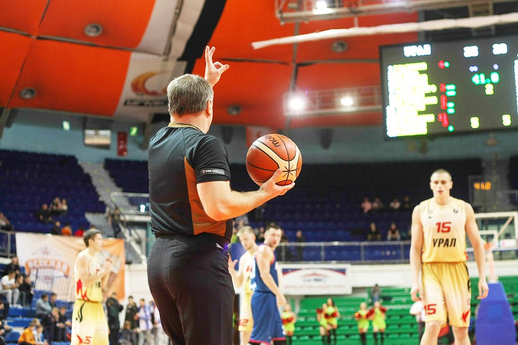 До 1 октября баскетбольным судьям и самим игрокам предстоит выучить новые правила. Фото: пресс-служба БК "Урал"