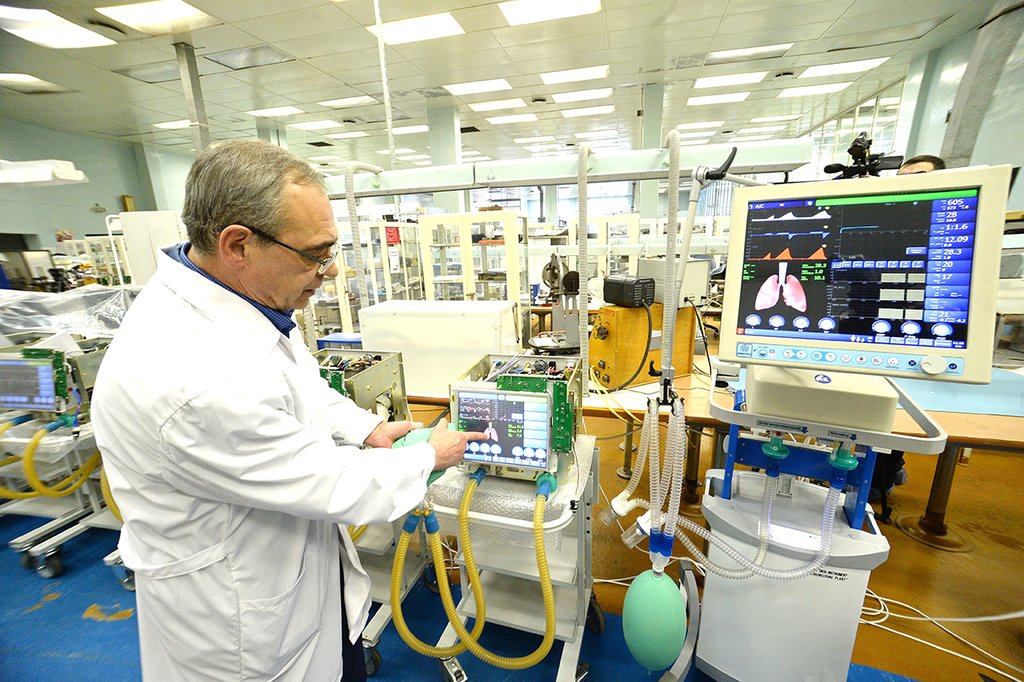 «Уральский приборостроительный завод», врач-реаниматолог Юрий Хрипун демонстрирует образец нового аппарата ИВЛ Авента-М